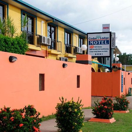 טאונסביל Cedar Lodge Motel מראה חיצוני תמונה