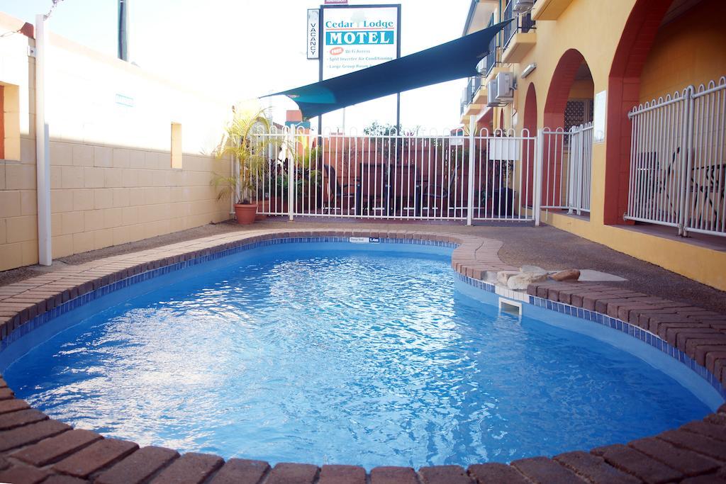 טאונסביל Cedar Lodge Motel מראה חיצוני תמונה