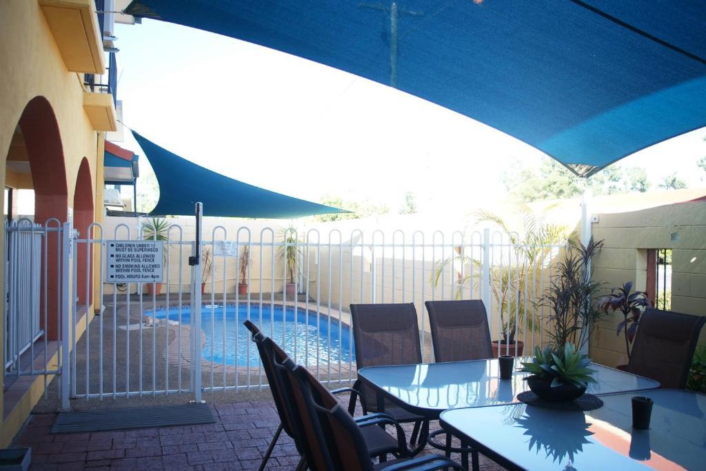 טאונסביל Cedar Lodge Motel מראה חיצוני תמונה