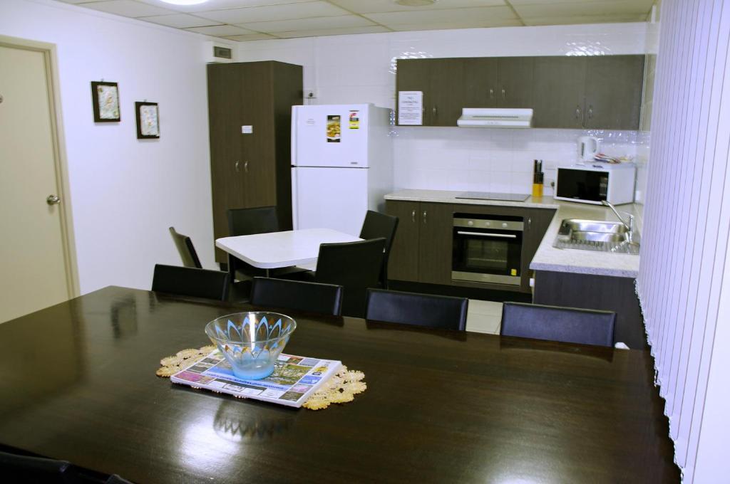 טאונסביל Cedar Lodge Motel מראה חיצוני תמונה