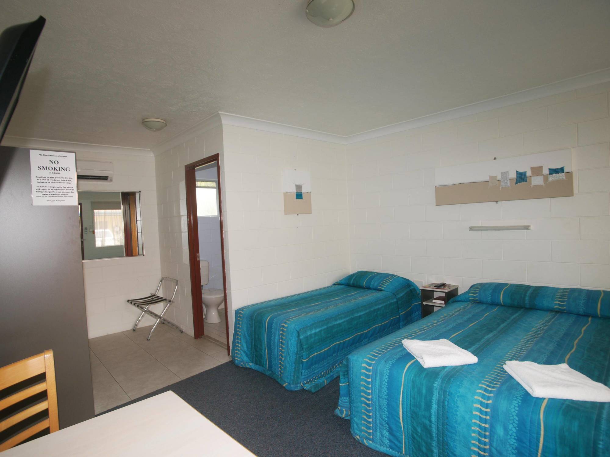 טאונסביל Cedar Lodge Motel מראה חיצוני תמונה